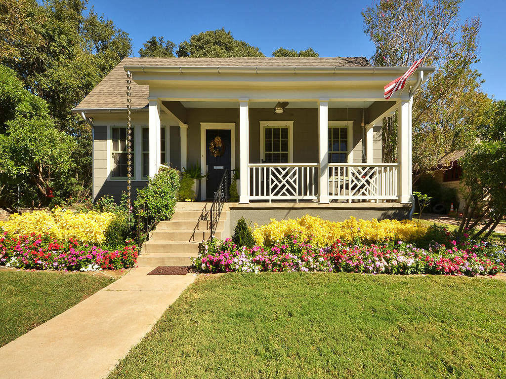 700_e_43rd_st-mls_size-001-exterior_front_001-1024x768-72dpi