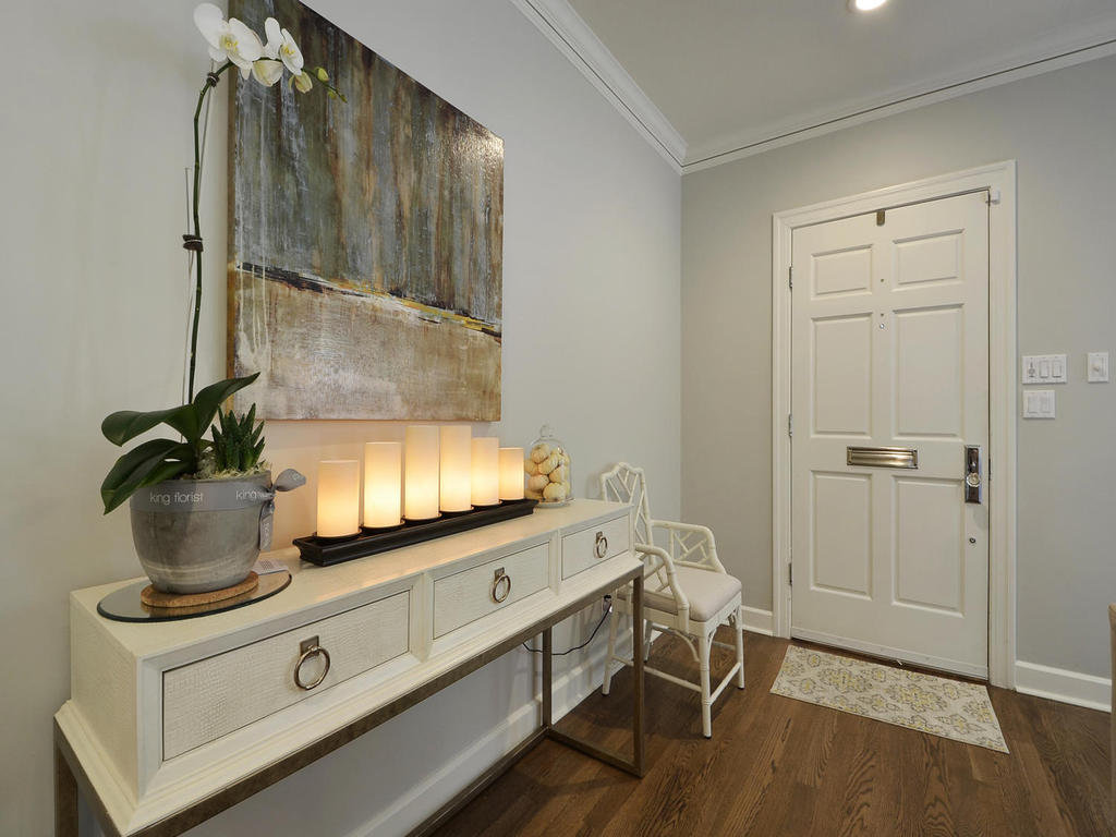700_e_43rd_st-mls_size-015-foyer_001-1024x768-72dpi