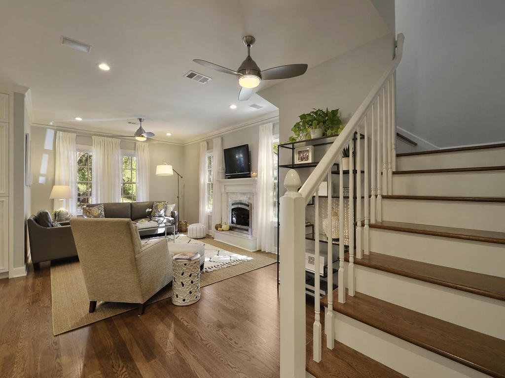 700_e_43rd_st-mls_size-009-family_005-1024x768-72dpi